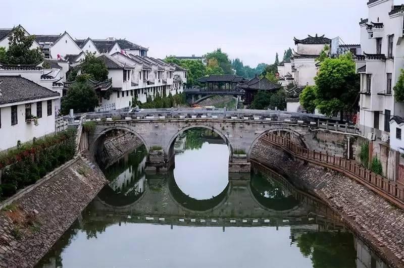 逃离残破的机舱